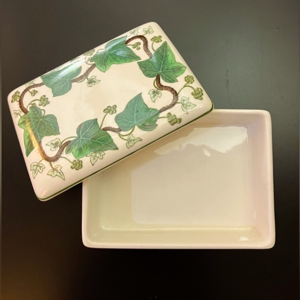 Vintage NAPOLEON IVY by WEDGWOOD Porcelain Trinket Box Made in England